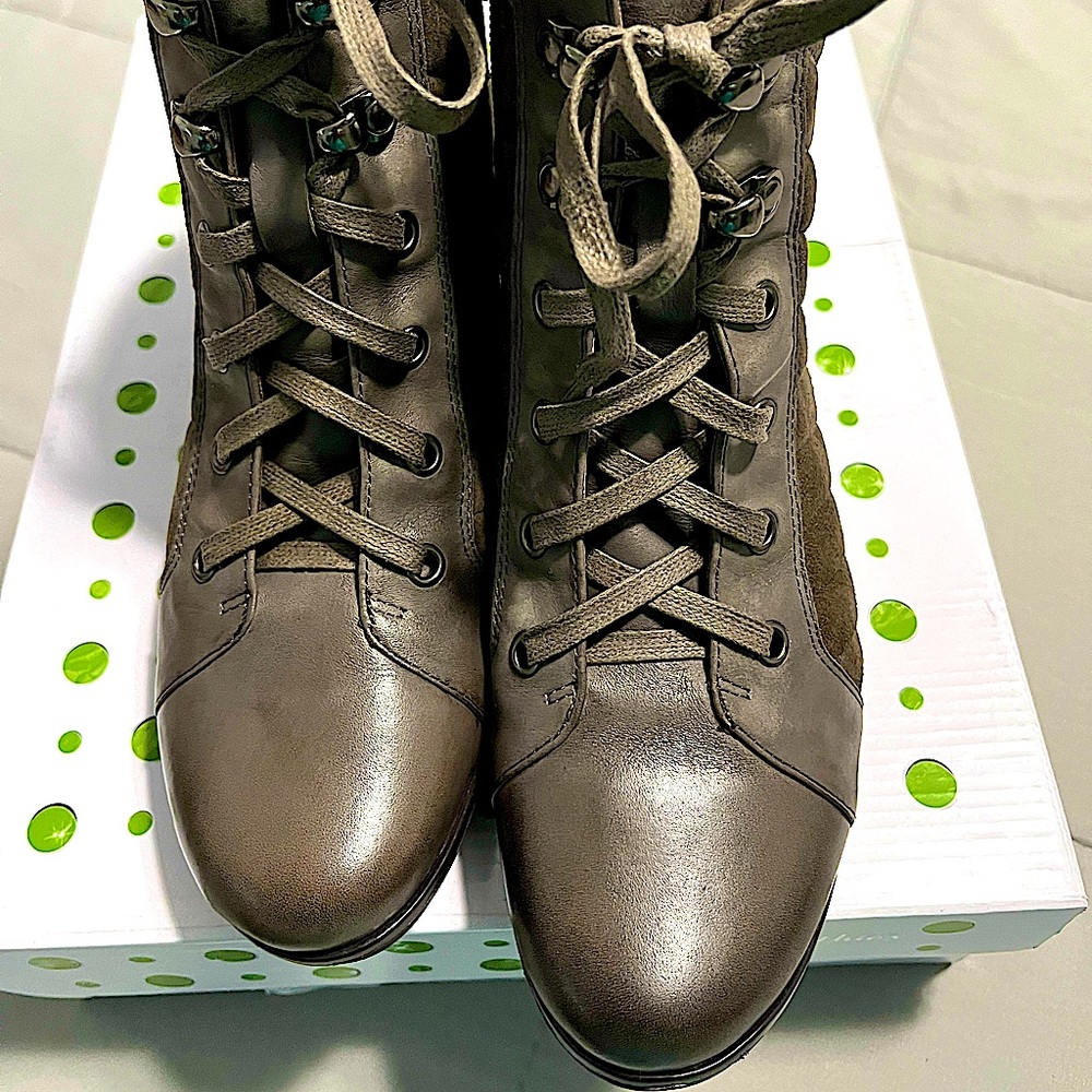 EARTHIES Womens Suede Wedge Ankle Boot, Size 8.5